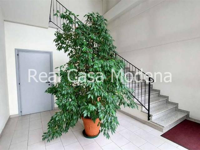 Locale Commerciale in affitto a Modena, Reggio Emilia