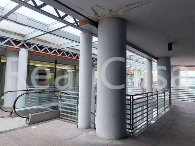 Locale Commerciale in affitto a Modena, Reggio Emilia