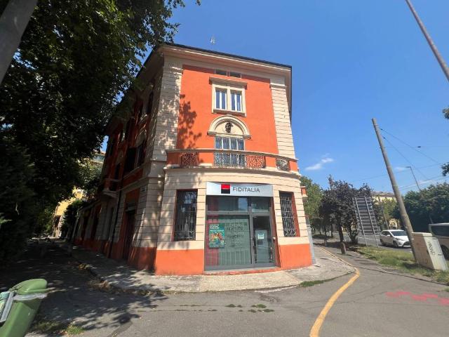 Locale Commerciale in affitto a Modena, Reggio Emilia