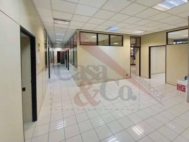 Locale Commerciale in affitto a Modena, Reggio Emilia