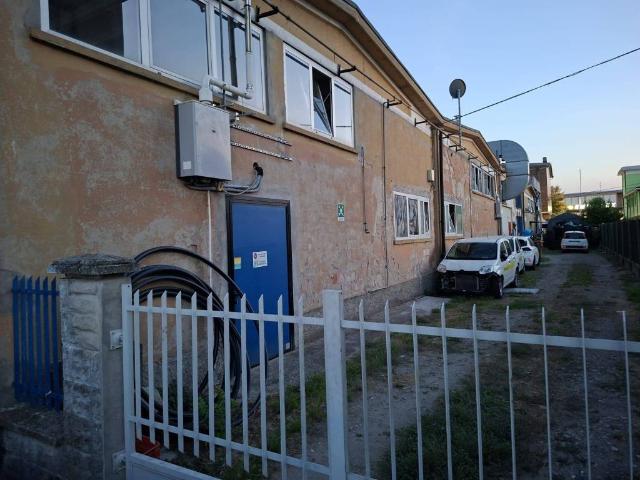 Locale Commerciale in affitto a Crocetta-San Lazzaro-Modena Est, Modena