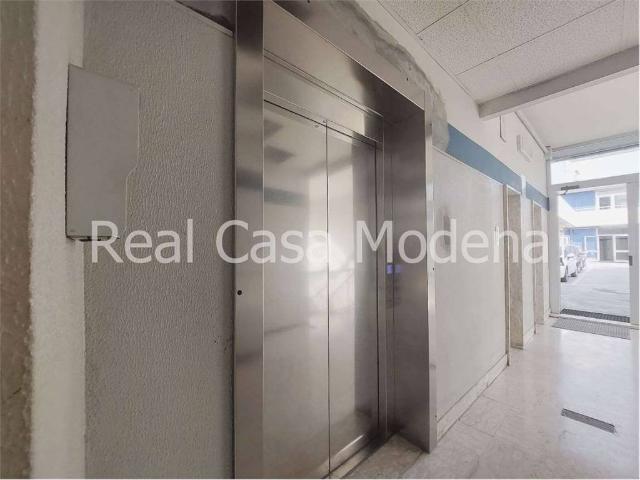 Locale Commerciale in affitto a Modena, Reggio Emilia