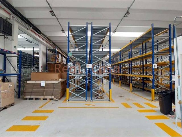 Locale Commerciale in affitto a Modena, Reggio Emilia