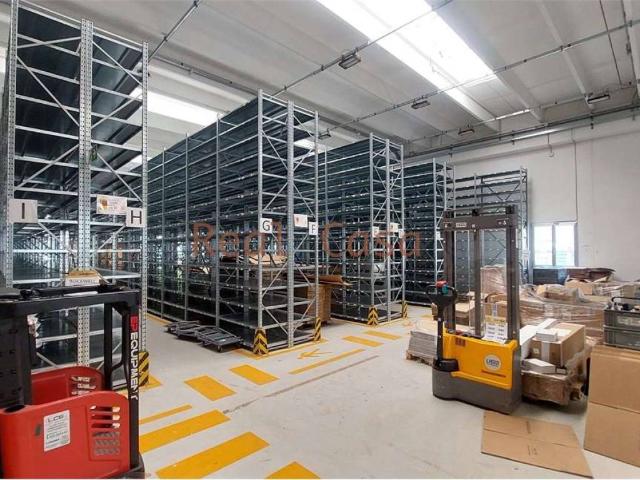 Locale Commerciale in affitto a Modena, Reggio Emilia
