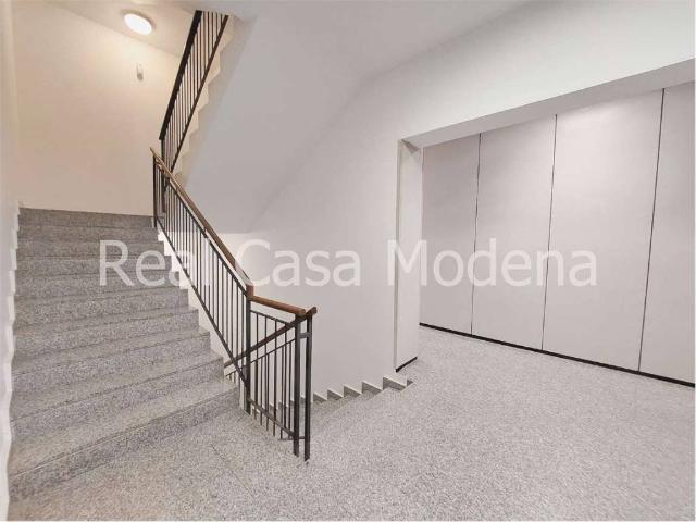 Locale Commerciale in affitto a Modena, Reggio Emilia