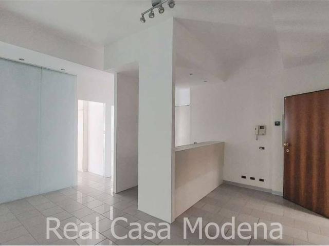 Locale Commerciale in affitto a Modena, Reggio Emilia