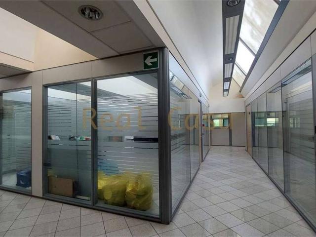 Locale Commerciale in affitto a Modena, Reggio Emilia