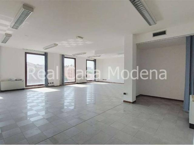 Locale Commerciale in affitto a Modena, Reggio Emilia
