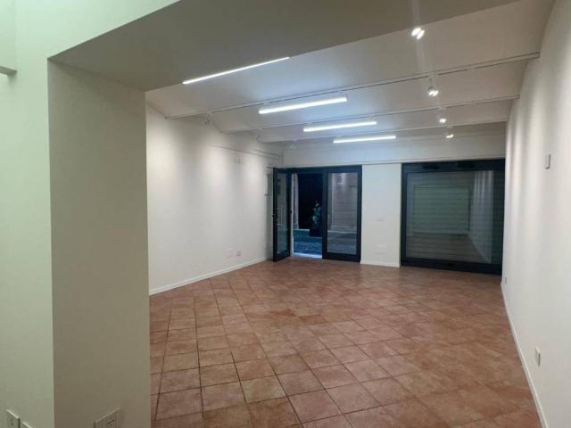 Locale Commerciale in affitto a Centro Storico, Modena