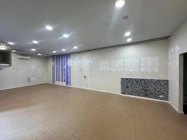 Locale Commerciale in affitto a Modena, Reggio Emilia