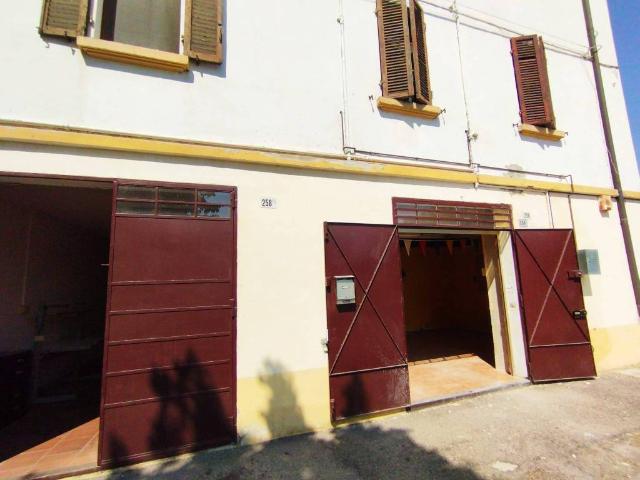 Locale Commerciale in affitto a Crocetta-San Lazzaro-Modena Est, Modena