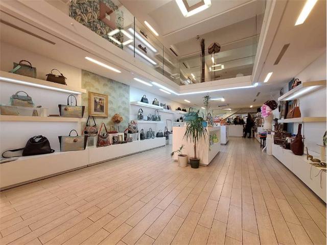 Locale Commerciale in affitto a Centro Storico, Modena