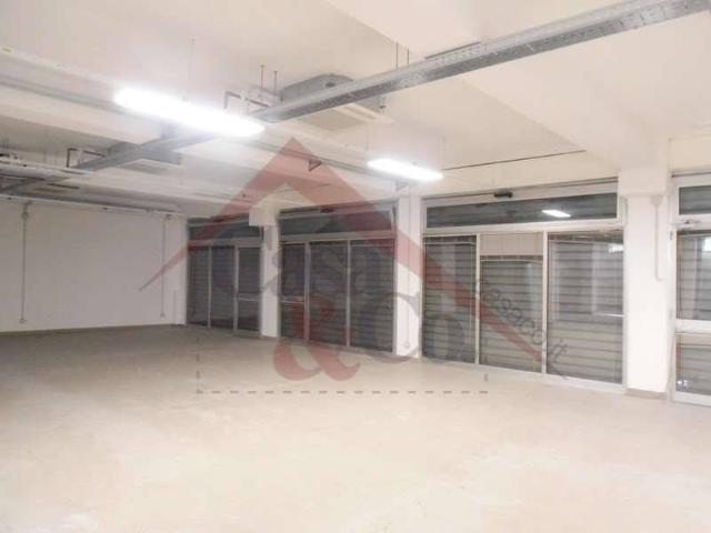 Locale Commerciale in affitto a Modena, Reggio Emilia