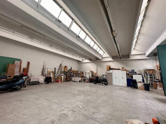 Locale Commerciale in affitto a Modena, Reggio Emilia