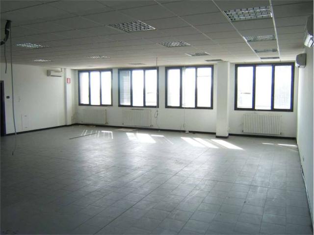 Locale Commerciale in affitto a Fossalta, Modena