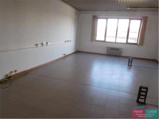 Locale Commerciale in affitto a Modena, Reggio Emilia