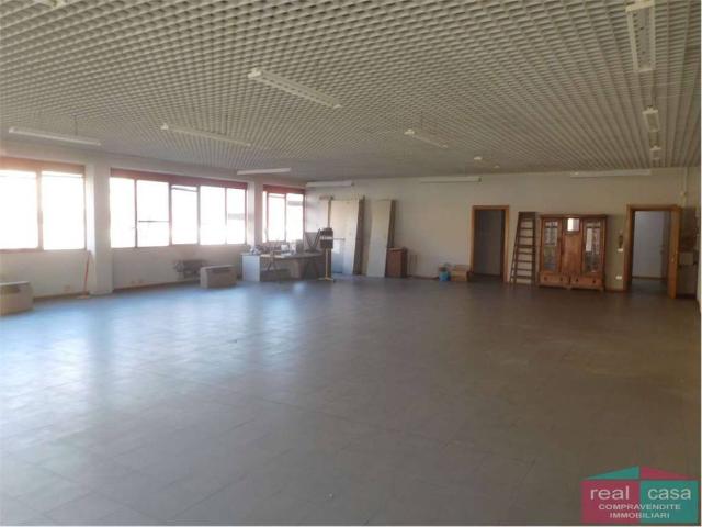 Locale Commerciale in affitto a Modena, Reggio Emilia