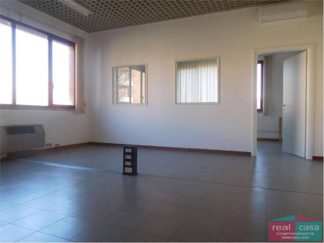 Locale Commerciale in affitto a Modena, Reggio Emilia