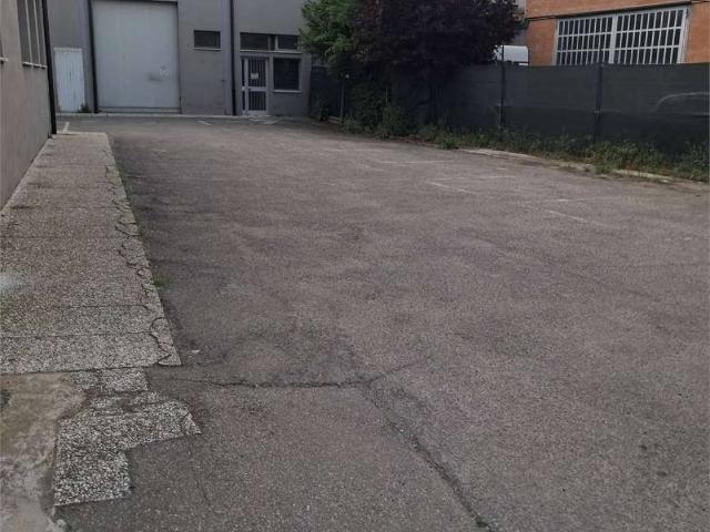 Locale Commerciale in affitto a Buon Pastore-Sant'Agnese-San Damaso, Modena