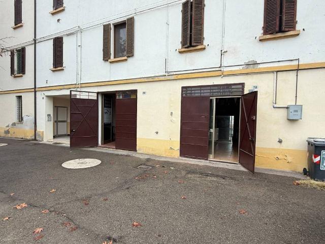 Locale Commerciale in affitto a Crocetta-San Lazzaro-Modena Est, Modena