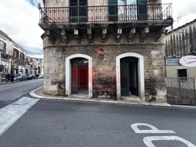 Locale Commerciale in affitto a Modica, Modica Alta