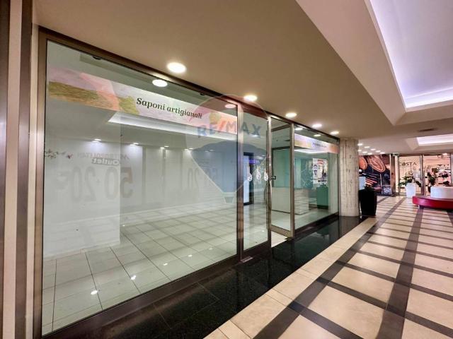 Locale Commerciale in affitto a Modica, Sacro Cuore