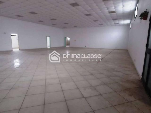 Locale Commerciale in affitto a Modica, Sacro Cuore