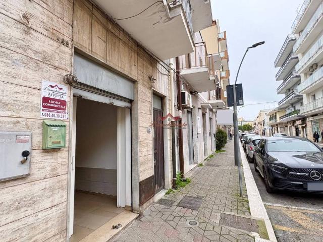 Locale Commerciale in affitto a Puglia, Bari