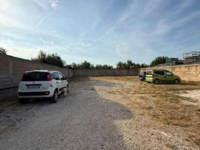 Locale Commerciale in affitto a Puglia, Bari