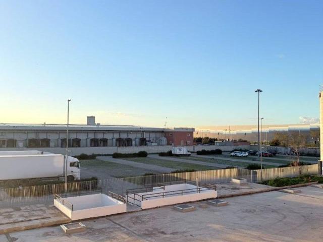 Locale Commerciale in affitto a Puglia, Bari