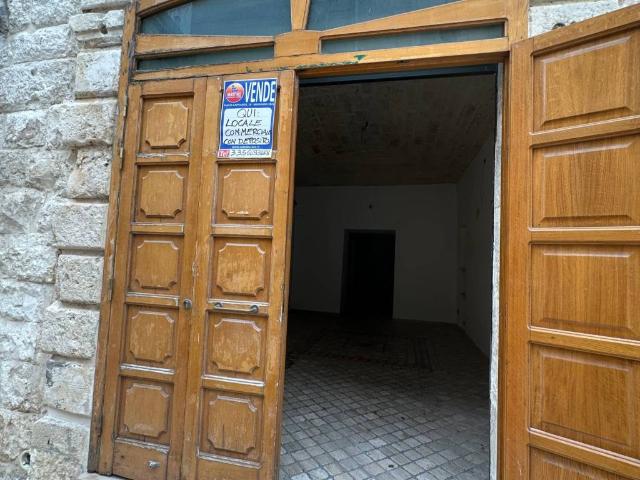 Locale Commerciale in affitto a Puglia, Bari