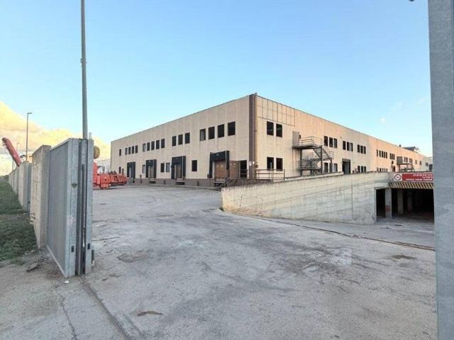 Locale Commerciale in affitto a Puglia, Bari