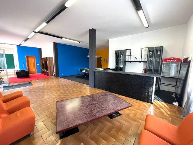 Locale Commerciale in affitto a Moglia, Lombardia