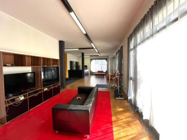 Locale Commerciale in affitto a Moglia, Lombardia