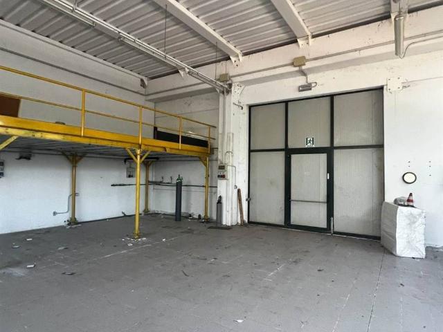 Locale Commerciale in affitto a Moglia, Lombardia