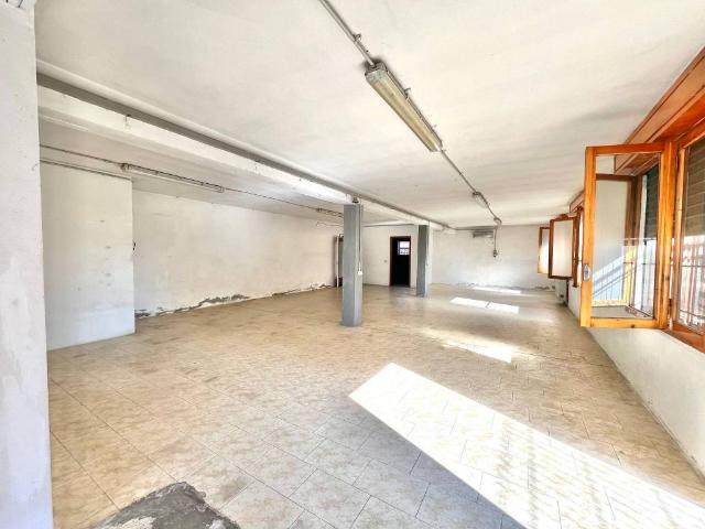 Locale Commerciale in affitto a Moglia, Lombardia