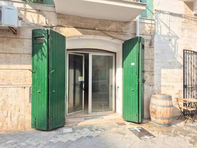 Locale Commerciale in affitto a Puglia, Bari