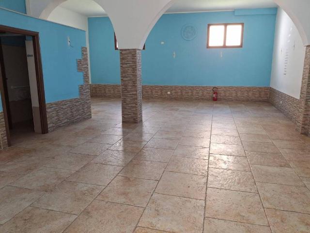 Locale Commerciale in affitto a Puglia, Bari