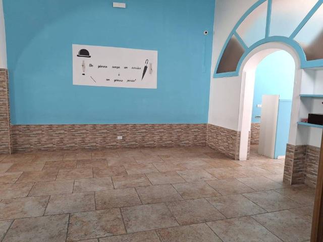 Locale Commerciale in affitto a Puglia, Bari