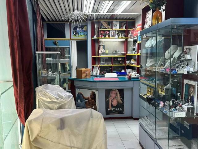 Locale Commerciale in affitto a Puglia, Bari