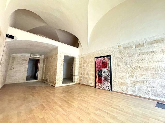 Locale Commerciale in affitto a Puglia, Bari