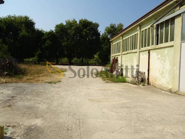 Locale Commerciale in affitto a Marche, Pesaro E Urbino