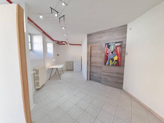 Locale Commerciale in affitto a Piemonte, Cuneo