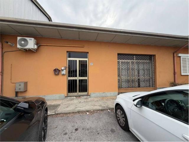 Locale Commerciale in affitto a Carassone, Piemonte