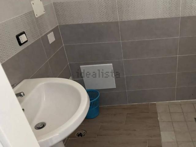 Locale Commerciale in affitto a Mondragone, Campania