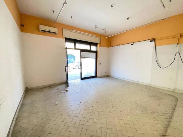 Locale Commerciale in affitto a Mondragone, Campania