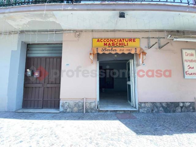 Locale Commerciale in affitto a Mondragone, Campania