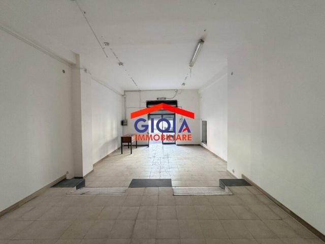 Locale Commerciale in affitto a Mondragone, Campania