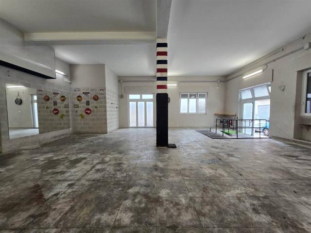 Locale Commerciale in affitto a Puglia, Bari