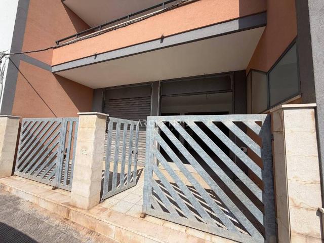 Locale Commerciale in affitto a Puglia, Bari